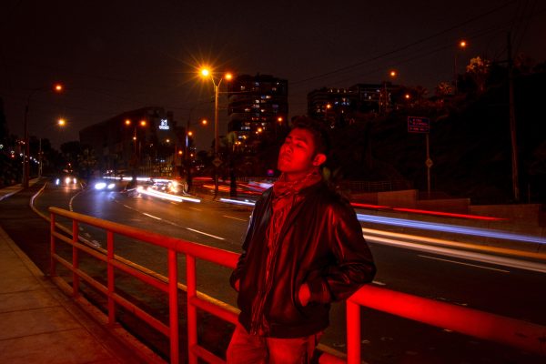 Dynamic night portrait of a man in Lima, Perú with city lights and motion blur in the background. Voitures 4K