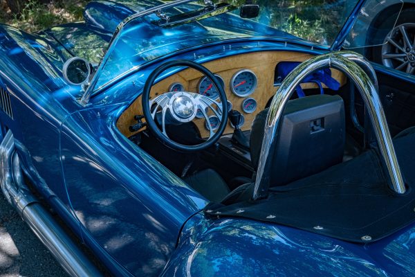Explore the elegant interior of a blue vintage convertible, showcasing retro features and gauges. Voitures 4K