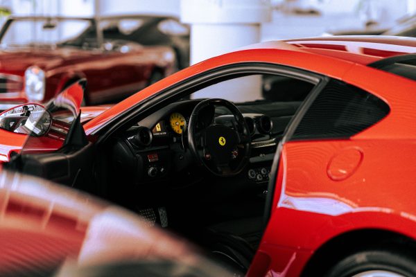 Explore the elegant interior of a red sports car with classic design. Perfect for automotive enthusiasts. Voitures 4K