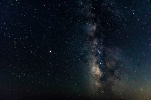 Explore the mesmerizing star-filled sky showcasing the Milky Way galaxy, perfect for night sky enthusiasts. Espace 4K