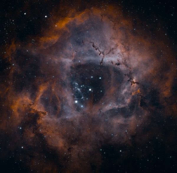 Explore the stunning Rosette Nebula, showcasing vibrant colors and distant stars in deep space. Espace 4K