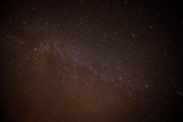 Explore the vastness of the starry night sky featuring the Milky Way galaxy's brilliance. Espace 4K