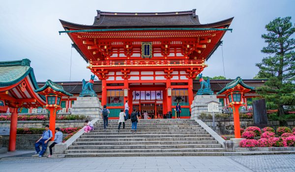 Explore the vibrant architecture of Fushimi Inari Taisha Shrine in Kyoto, Japan. Anime 4K