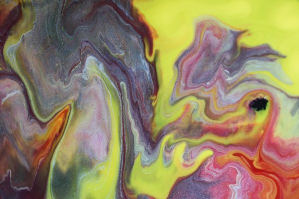 Exploring mesmerizing swirls in a close-up view of abstract fluid art with bold, vibrant hues. Abstrait 4K