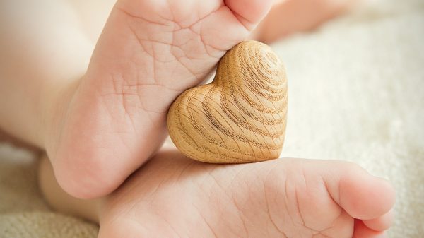 Children, feet, heart (design) Charme 4K