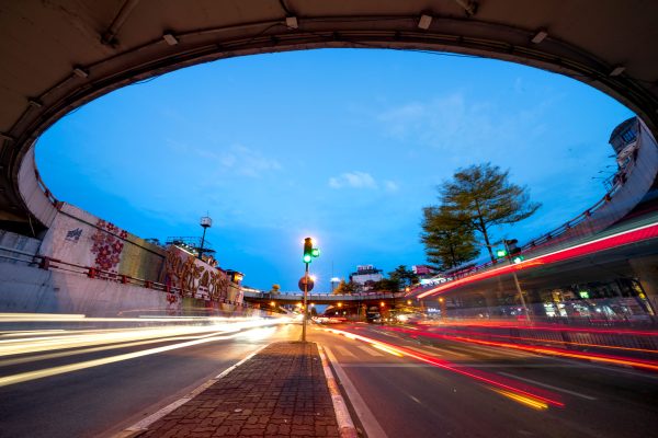 From below of asphalt roadway with traffic lights placed in city under cloudy blue sky in evening time Voitures 4K