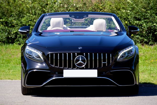 Front view of a sleek black Mercedes-Benz convertible parked on a sunny day. Voitures 4K