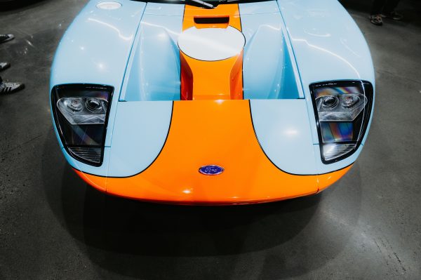 Front view of a vintage blue and orange sports car, showcasing its iconic design and vibrant colors. Voitures 4K