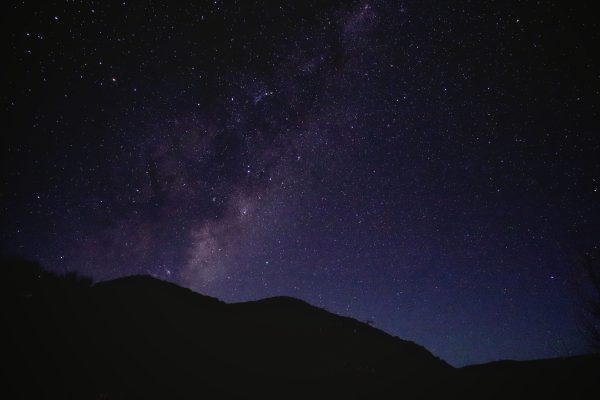 Gorgeous view of the Milky Way galaxy illuminating the night sky over a South African mountain. Espace 4K