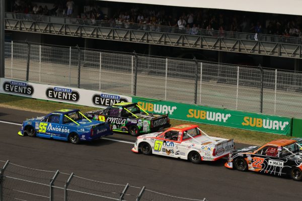 High-energy Nascar race scene in Mexico City's iconic circuit. Capture the thrill of motorsport! Voitures 4K