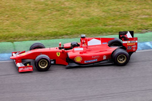 High-speed Formula 1 car in action on an outdoor racing track, showcasing motion and excitement. Voitures 4K