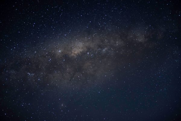 Immerse yourself in the breathtaking view of the Milky Way galaxy stretching across a clear starry sky. Espace 4K