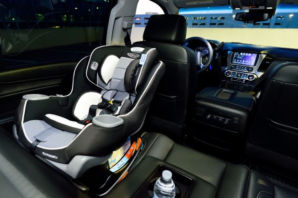 Interior of a car featuring a child safety seat and illuminated dashboard, captured at night. Voitures 4K