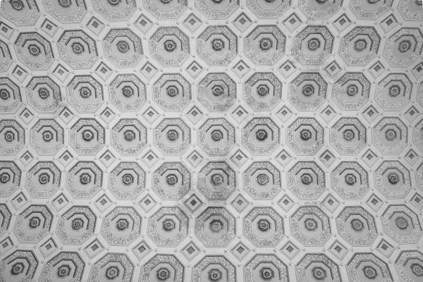 Intricately designed black and white ceiling with octagonal and hexagonal geometric patterns. Abstrait 4K