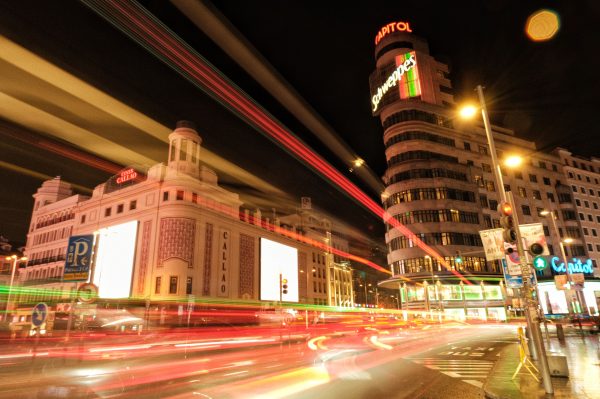 Long exposure of bustling Callao Square in Madrid, showcasing vibrant city nightlife. Voitures 4K