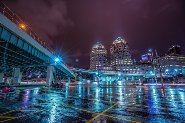 Long exposure of Cincinnati skyline reflecting on wet streets at night. Voitures 4K