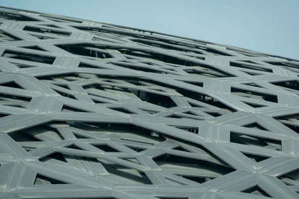 Low angle view of an intricate geometric steel facade with contemporary architectural design. Abstrait 4K