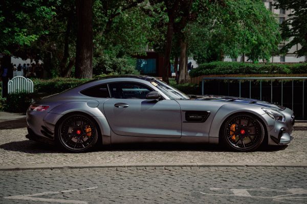 Luxurious gray Mercedes AMG sports car parked outdoors in Leiria, Portugal's scenic park area. Voitures 4K