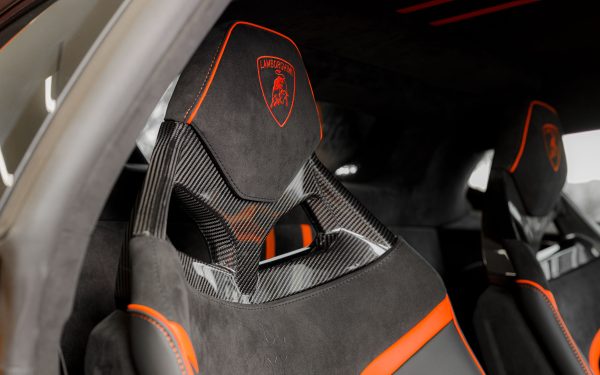 Luxurious interior of a Lamborghini sports car featuring sleek carbon fiber seats. Voitures 4K