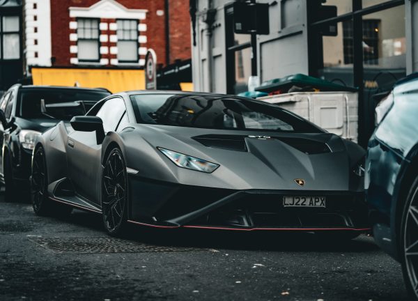 Matte black Lamborghini parked on a bustling street in Southampton, UK, showcasing urban luxury. Voitures 4K