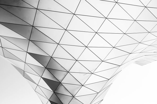 Monochrome abstract architectural structure with triangular geometric patterns. Abstrait 4K