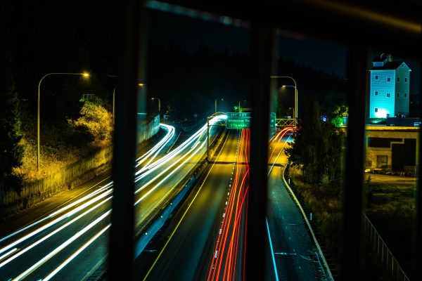 Nighttime long exposure of light trails on a highway in Mount Vernon, WA, USA. Voitures 4K