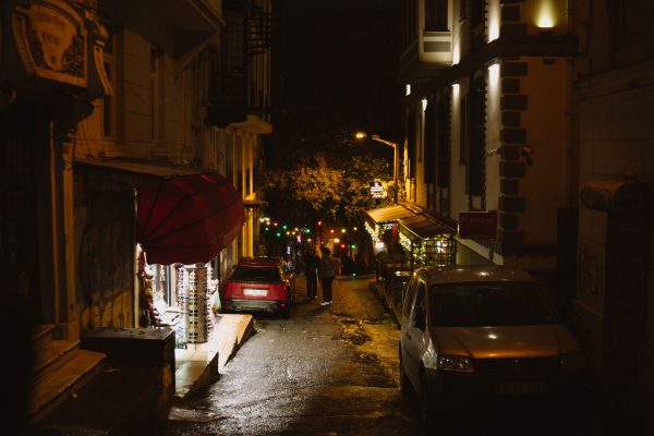 Quiet İstanbul street illuminated by warm lights at night. Voitures 4K