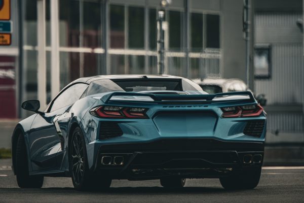 Rear view of a blue Corvette sports car parked outdoors in Jönköping, Sweden. Voitures 4K