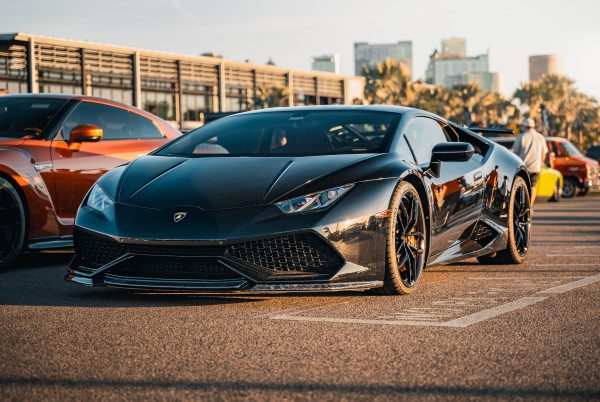 Sleek black Lamborghini sports car parked during golden hour in Tampa. Voitures 4K