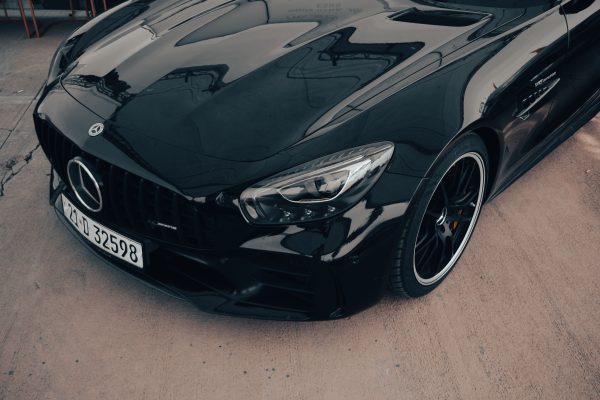 Sleek black Mercedes Benz AMG GT with elegant design and luxury features. Voitures 4K
