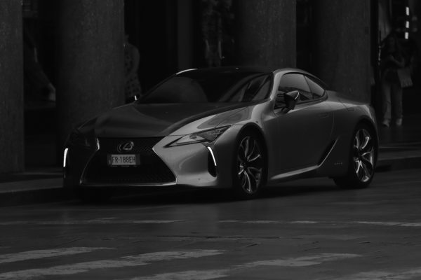 Sleek Lexus captured in black and white on a quiet street in Turin, Italy. Voitures 4K