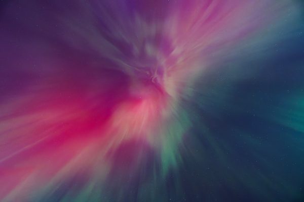 Spectacular display of the colorful Aurora Borealis lighting up the night sky over Wenatchee. Espace 4K