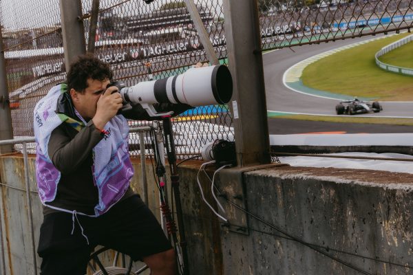 Sports photographer in action during a Formula 1 race in São Paulo, Brazil. Voitures 4K