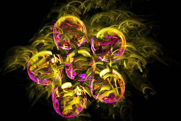 Stunning abstract light painting featuring vibrant yellow and purple circular shapes on a black background. Abstrait 4K