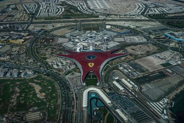 Stunning aerial photo of Ferrari World amusement park in Abu Dhabi, featuring the Yas Marina Circuit. Voitures 4K