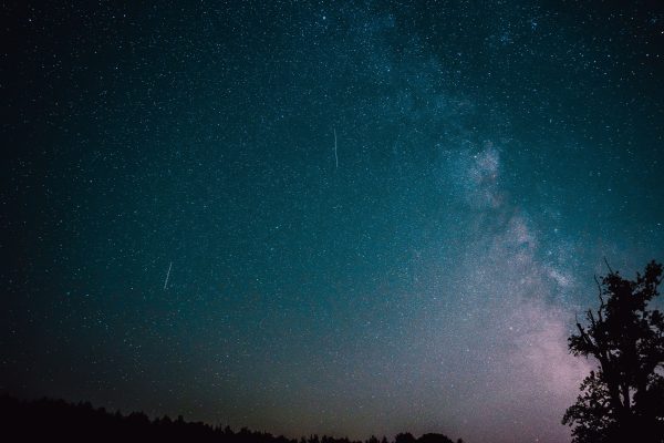 Stunning astrophotography of a starry night sky featuring the Milky Way. Espace 4K