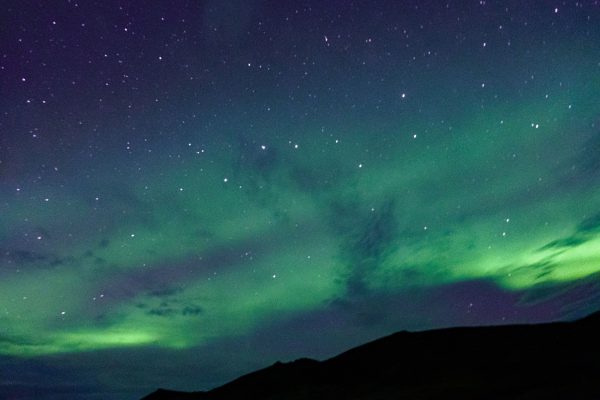 Stunning display of the aurora borealis illuminating the night with vibrant hues and stars. Espace 4K