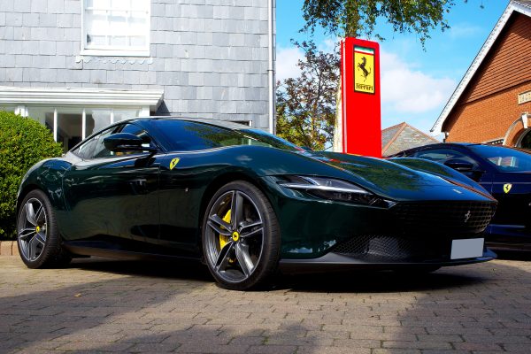 Stunning green Ferrari Roma parked in a residential area in the UK on a bright day. Voitures 4K