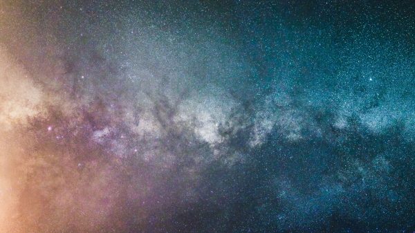 Stunning view of the Milky Way galaxy at night, showcasing countless stars and cosmic colors. Espace 4K