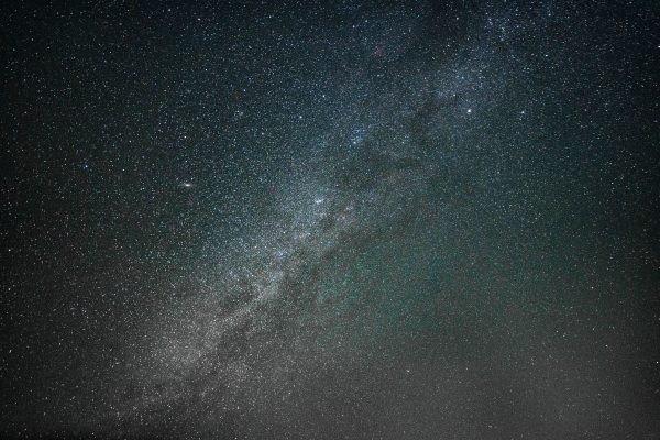 Stunning view of the starry night sky over Jaisalmer's desert, perfect for stargazing enthusiasts. Espace 4K