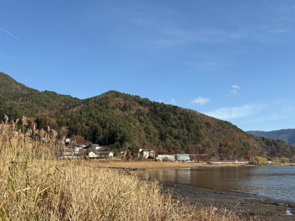 Tranquil lakeside view near Mount Fuji with mountains and clear sky. Nature 4K