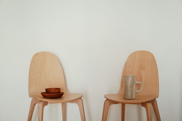 Two minimalist wooden chairs with a ceramic mug and bowls create a calm, modern aesthetic. Minimaliste 4K