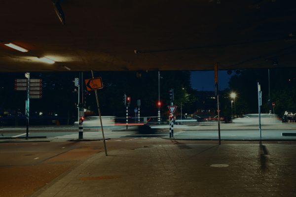 Urban street scene at night with motion blur light trails, underpass view. Voitures 4K