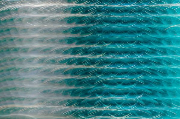 Vibrant abstract artwork featuring a dynamic turquoise steel wave pattern. Abstrait 4K