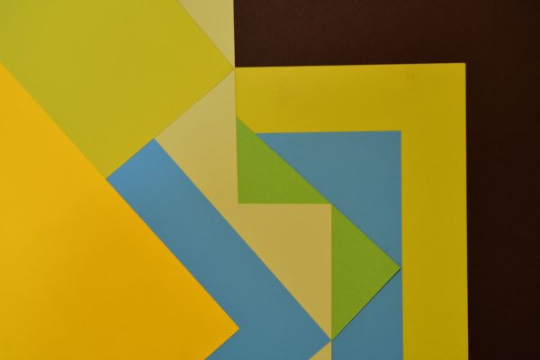 Vibrant abstract composition of colorful geometric paper shapes creating a modern art piece. Abstrait 4K