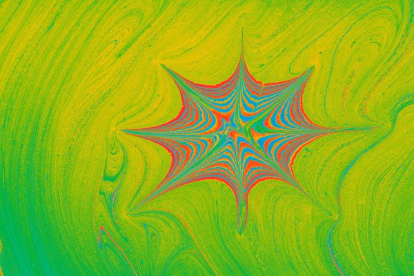 Vibrant abstract pattern resembling a starburst on a green textured canvas. Abstrait 4K