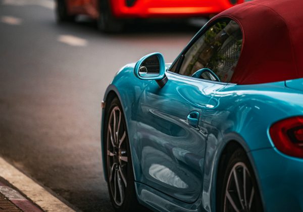 Vibrant blue sports car parked on a street in Bangkok, showcasing sleek design and urban charm. Voitures 4K