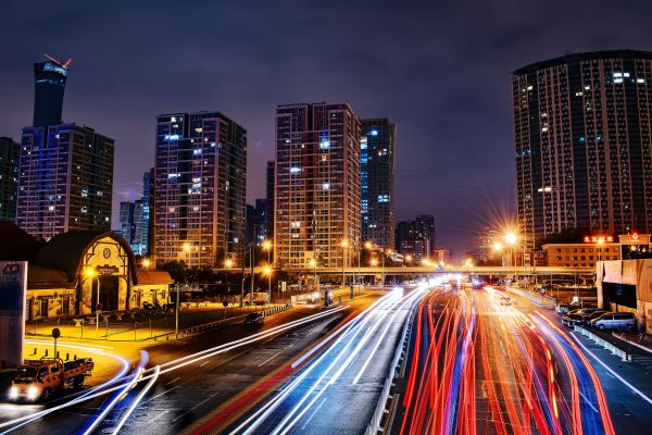 Vibrant long exposure night cityscape in Beijing showcasing urban lights and skyscrapers. Voitures 4K