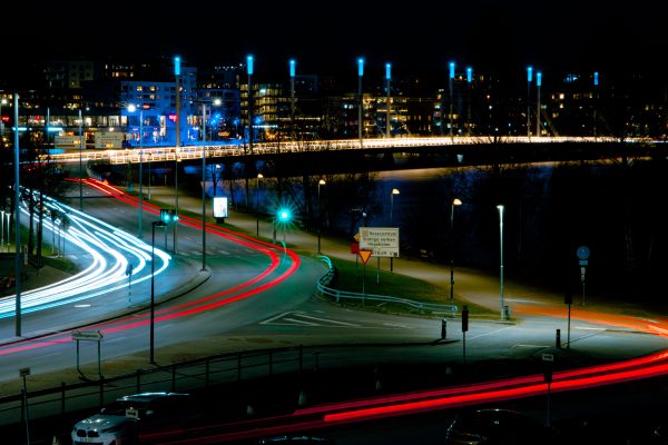 Vibrant long exposure night shot of traffic and bridge in Jönköping, Sweden. Voitures 4K