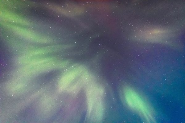 Vibrant northern lights create a mesmerizing display in the dark night sky. Espace 4K